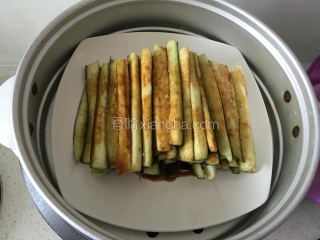 放入锅里蒸，蒸出汁即可