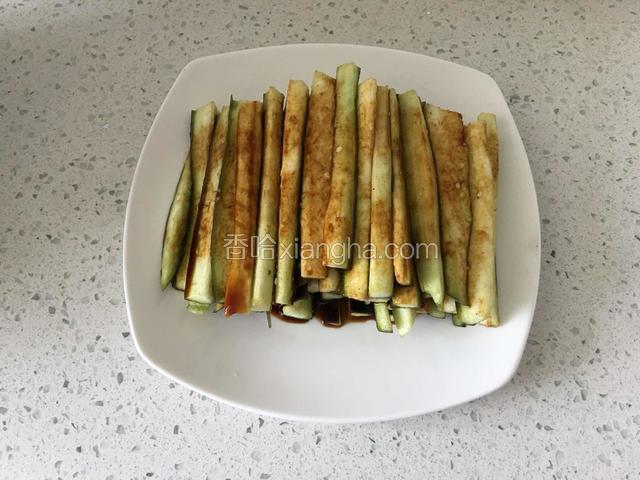 倒入酱油，用勺子把酱油放均匀