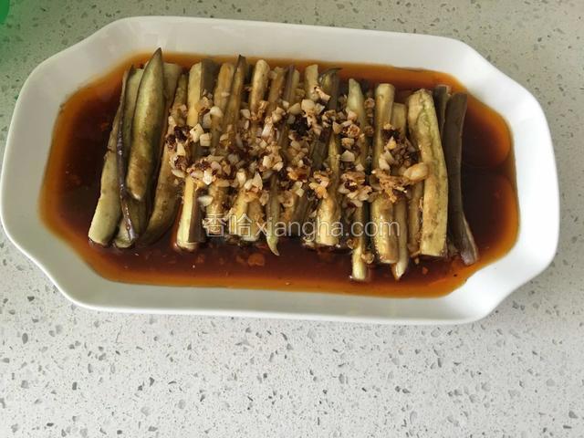油烧热，放入蒜末，放一些辣椒酱，炒出香味，浇在茄子上即可