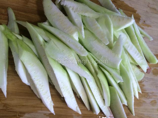将丝瓜切好