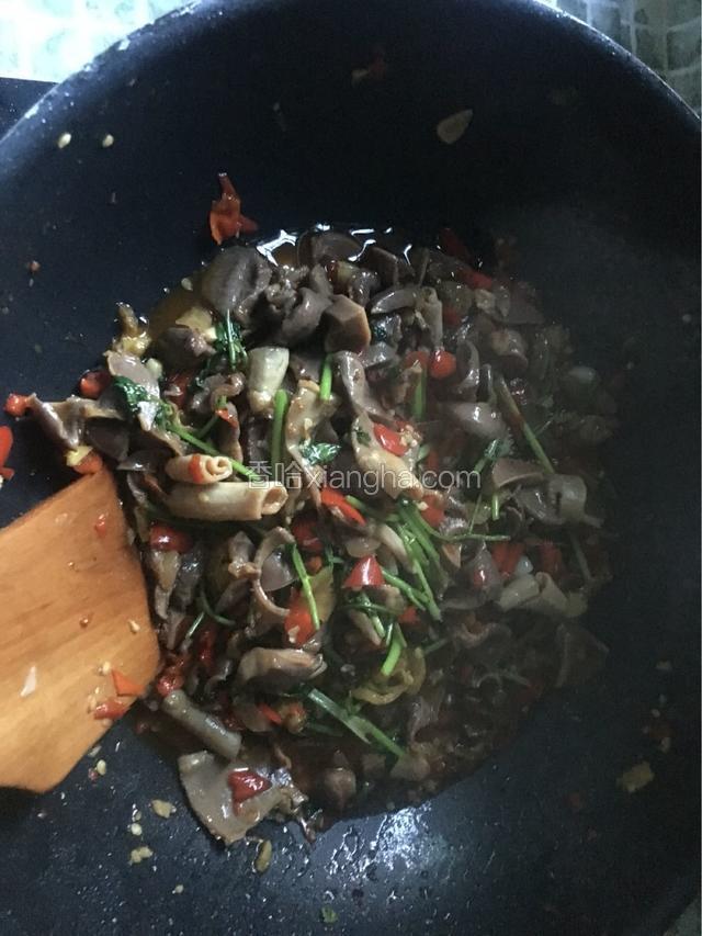 焖到汤汁差不多收干然后加入少许鸡精调味即可