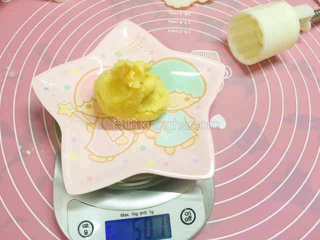 等绿豆泥不烫手后称重，50G一个