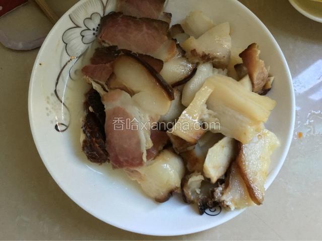 腊肉切片（腊肉已经是提前蒸好的）