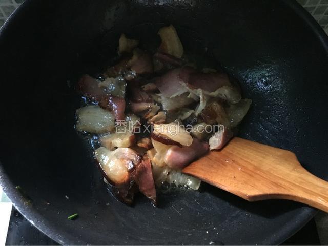 锅烧热把腊肉放去煸油