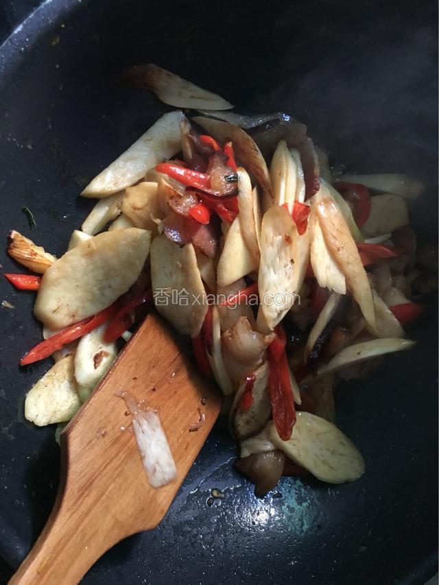 炒至茭白变软然后加入适量的生抽调色
