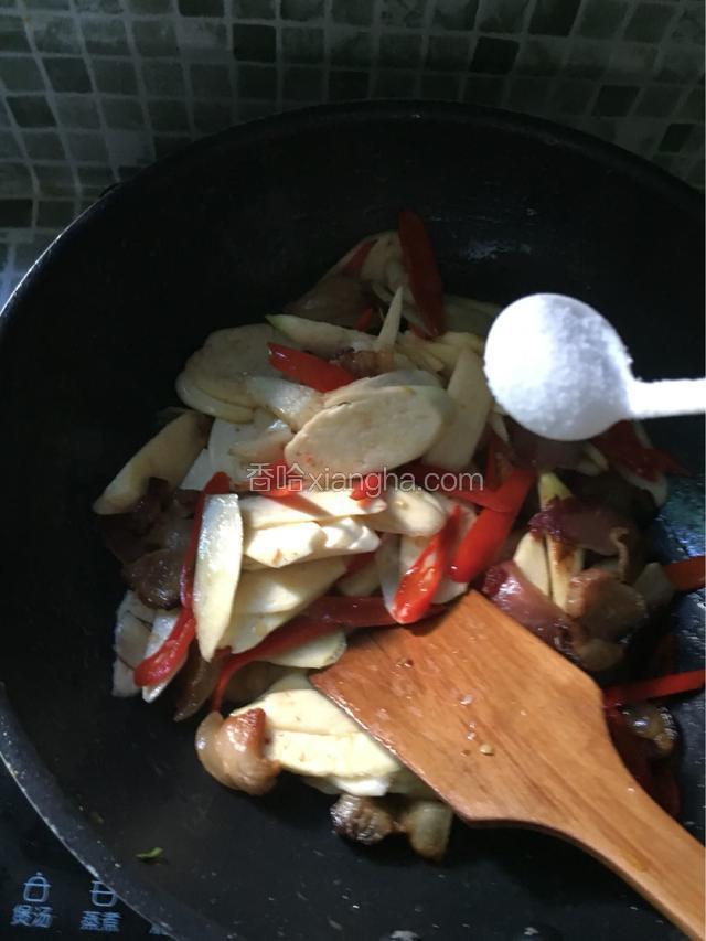 加适量的盐一起翻炒
