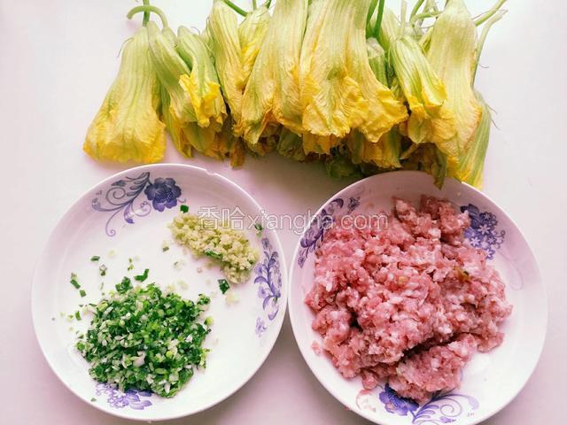 醒面的时间我们来准备食材，肉是买的时候让卖家剁好的，葱姜切末，南瓜花30一40朵。