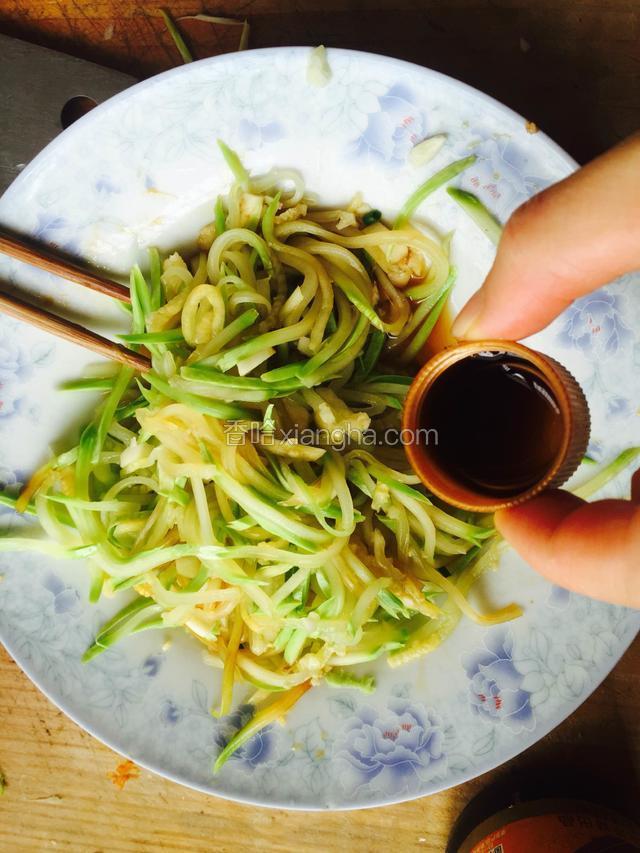 加入黑醋！拌匀！加两三滴芝麻油！拌匀