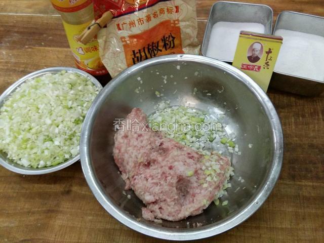 猪肉沫加葱花准备调肉馅