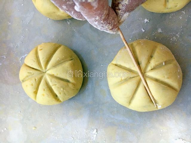 分成大小均匀的等份后再揉成面团，用牙签在面团上压出线条。