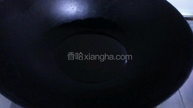 锅中放油