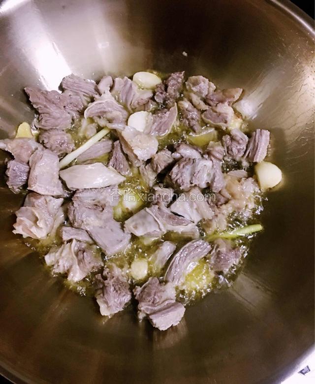 倒入牛肉翻炒一会