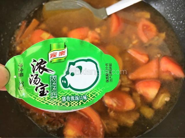 加入盖过食材的清水，放入八角、桂皮和一个浓汤宝。