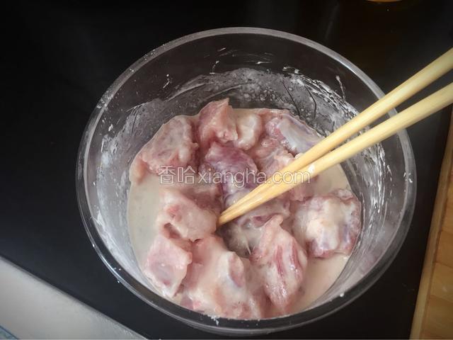 用筷子慢慢搅拌均匀，直至每一块排骨表面都裹满淀粉