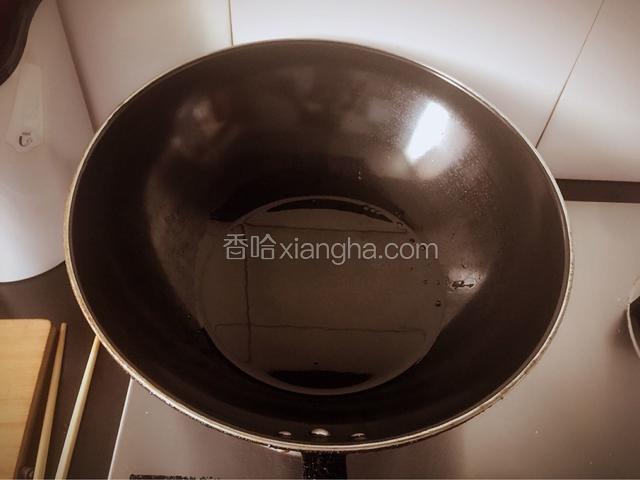 炒锅内倒入适量的香油