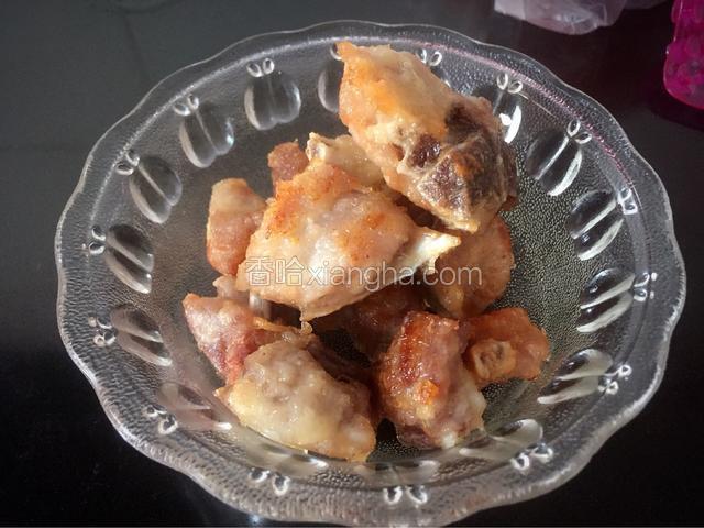 炸到排骨表面金黄时，即可捞出