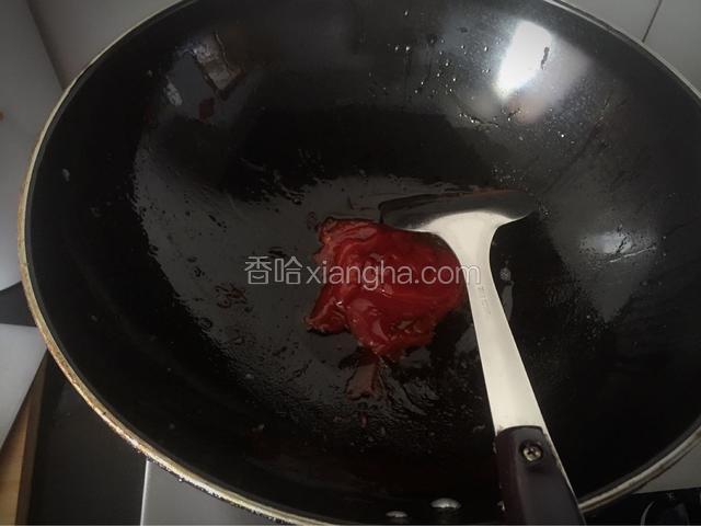 继续放入番茄沙司，冰糖和陈醋，熬出丝滑的浓汁
