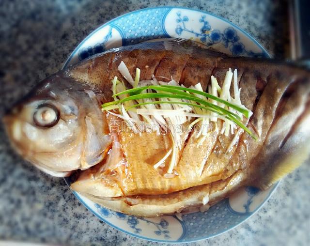 放点葱段在鱼身上 再用锅烧热油 把花椒放油锅炸出香味 花椒去掉 油浇到鱼身上 