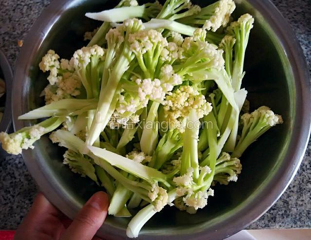 有机花菜洗净后掰开 再切成小朵 沥干水备用