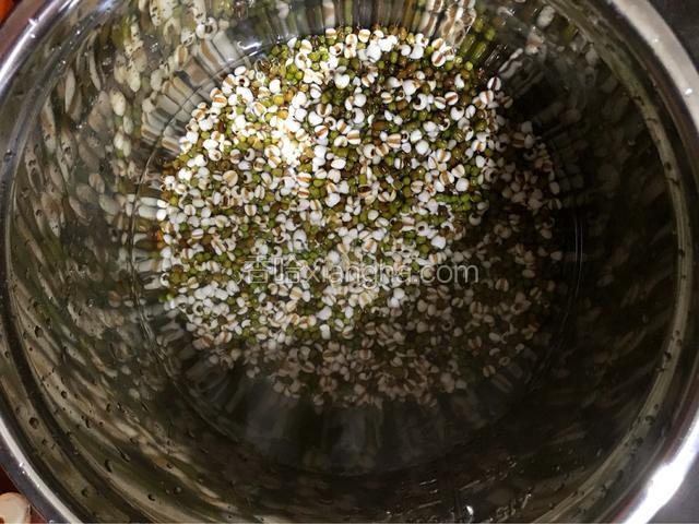 加入适量的清水高压锅煮20分钟即可，非常方便（水要稍微多分点，因为绿豆没有进行浸泡熬煮是会吸水膨胀）