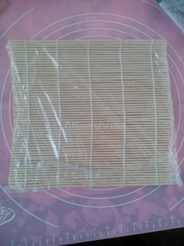寿司帘铺上保鲜膜