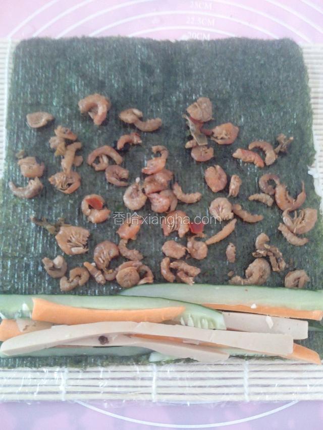 寿司海苔上，放上食材（我还放了虾仁 没有的可以忽略）