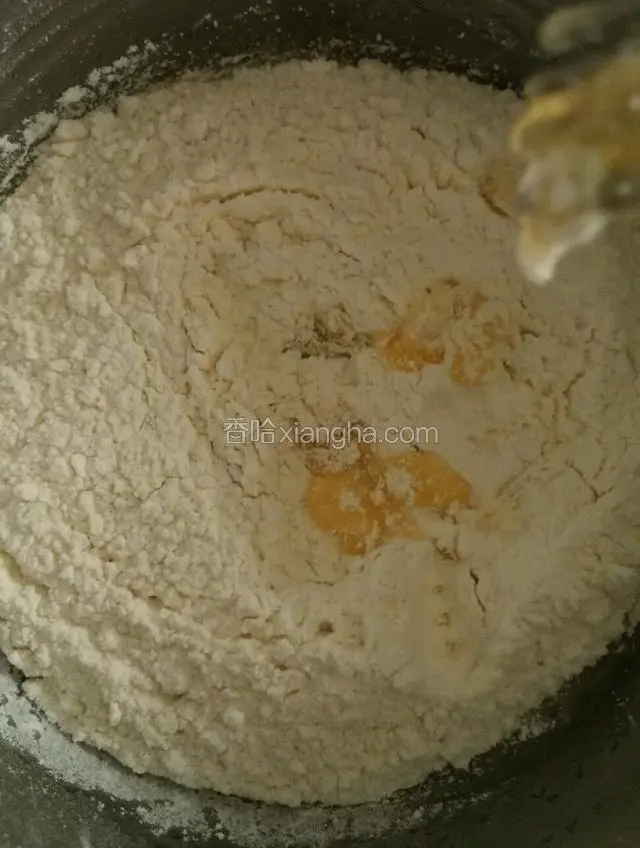 过筛的低筋面粉和奶粉混合后倒入粘稠蛋液里