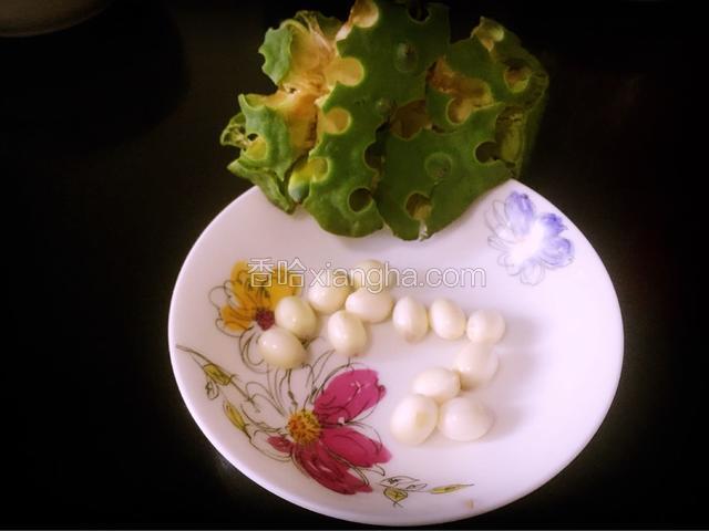 新鲜的莲蓬内取出莲子，并剥除其表层的外衣「新鲜的嫩莲子，不需要剔除莲心」