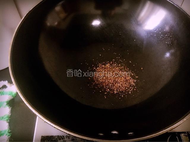 将大麦芽杂物过滤干净，并放入炒锅内炒熟