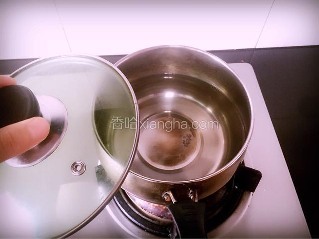 锅内倒入冷水，大火煮沸时倒入炒熟的大麦芽，煮3分钟