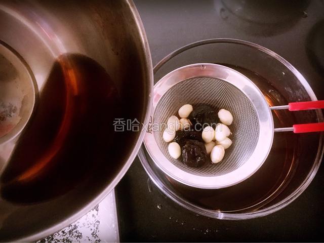 2分钟后，用网筛过滤掉残渣
