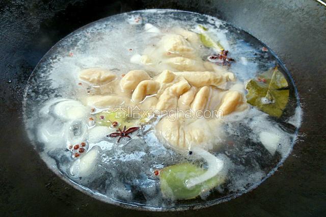 肥肠冷水下锅，放入准备好的香料和适量料酒，煮10分钟左右。