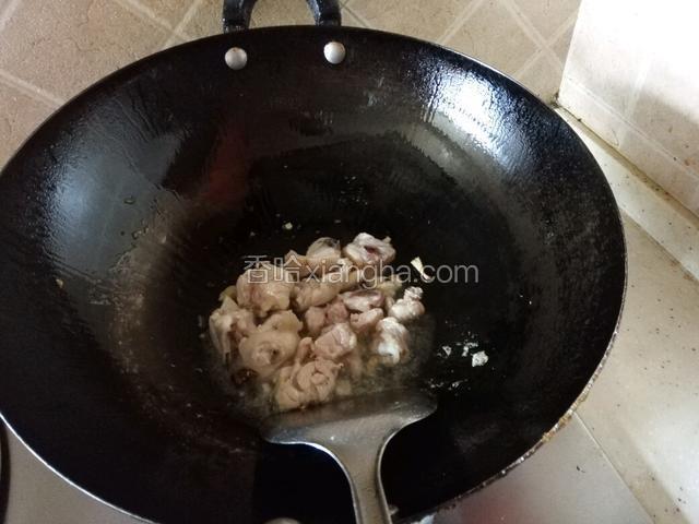 加入鸡腿，炒至肉变白色