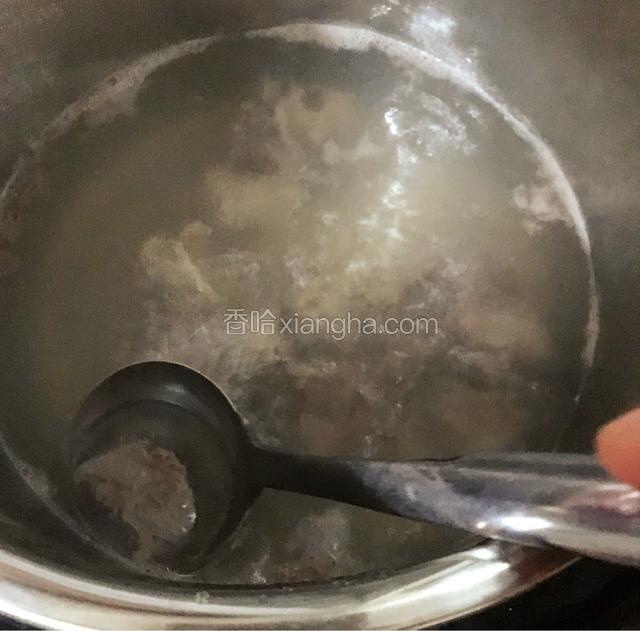 锅里倒入入清水没过骨头煲开，撇去浮末