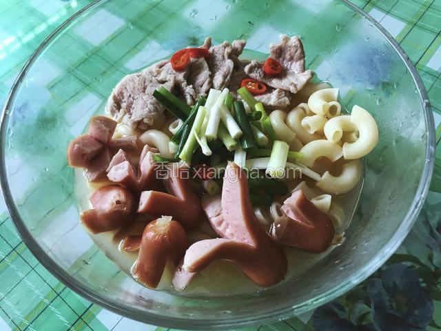 再把牛肉味調料倒入鍋內放豬瘦肉，然後撈起擺盤，再放芝士腸，待變成章魚模樣撈起擺盤再放蔥白進鍋內，然後關火，再把青蔥擺盤再倒入鍋內的調料水。完成