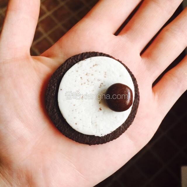 把奥利奥掰开，当一个巧克力豆在有夹心的奥利奥上