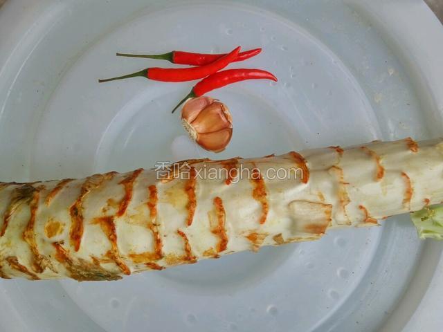 准备食材（我的青笋有点大）