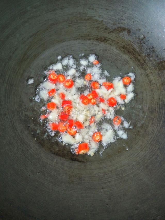 热油起锅，爆香辣椒蒜
