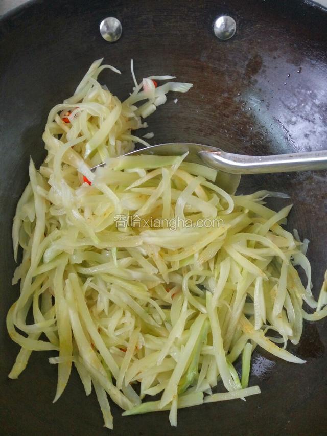 放青笋快速翻炒