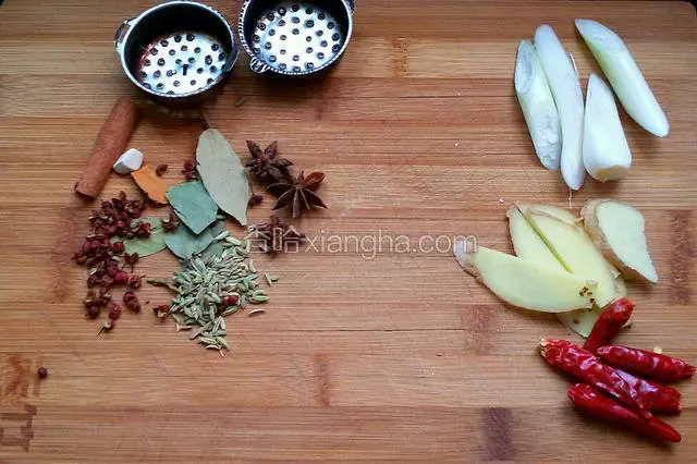 准备葱，姜，干辣椒，花椒，八角，香叶，桂皮。
