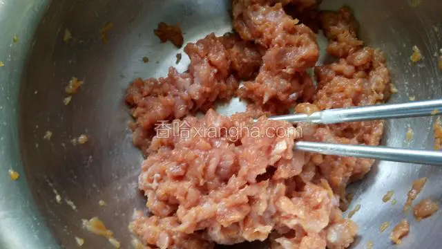 面团发酵时可以准备馅料了，猪肉剁碎加入盐生抽和适量油拌匀