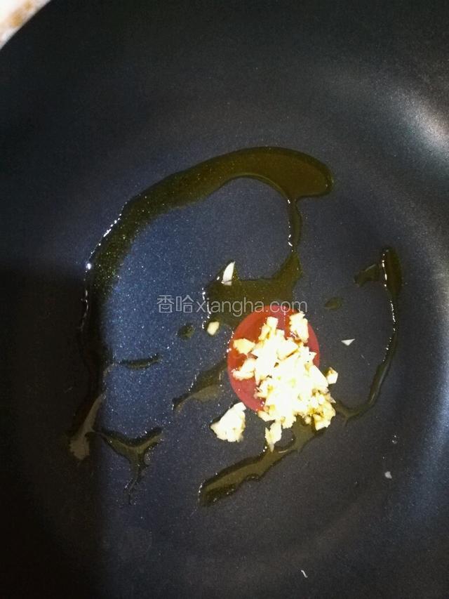 热油锅下蒜蓉爆香