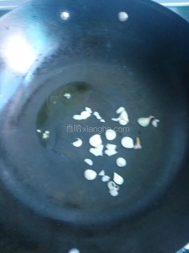 炒锅里放入少量蒜和菜籽油爆香。