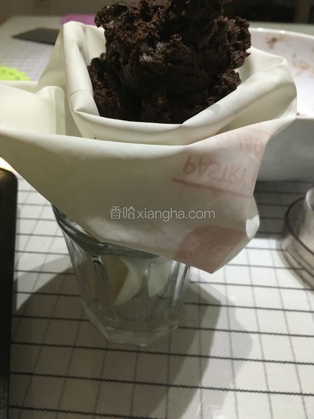 裱花嘴套入布裱花袋。我用的是中号8齿裱花嘴。裱花袋套在干净玻璃杯上，将面糊全部装入裱花袋。