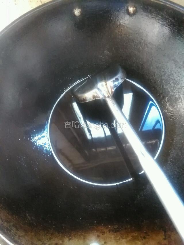 锅烧热倒入食用油烧至七成热