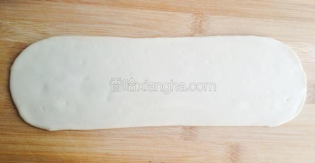 面粉加清水和少量精盐和成面团，用保鲜膜包好室温静置，每隔半个小时取出揉一次，然后再包好静置，这个过程反复四五次基本就可以,把面团揉的非常筋道有弹性，然后放到案子上分成小剂子擀成长方形