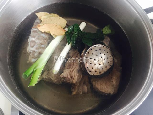 锅内加清水把羊骨和羊肉，煮料盒，麻椒叶，还有葱姜都放进去，锅内的水要没过羊肉，煮制的过程是不再加水的，至少要煮近两个小时