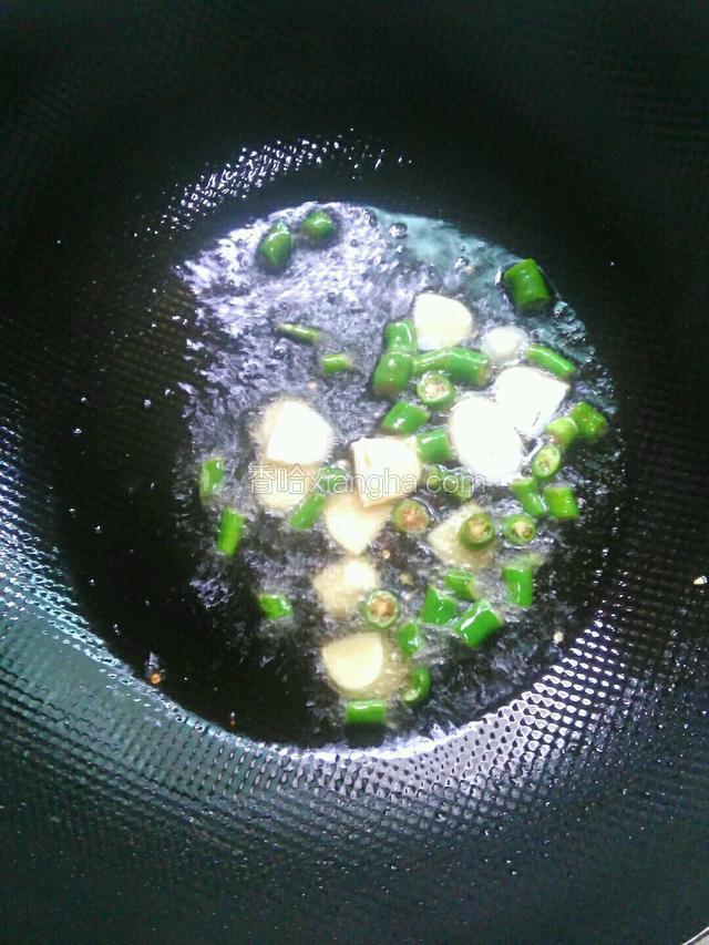 把切好的青椒，蒜片倒入爆香