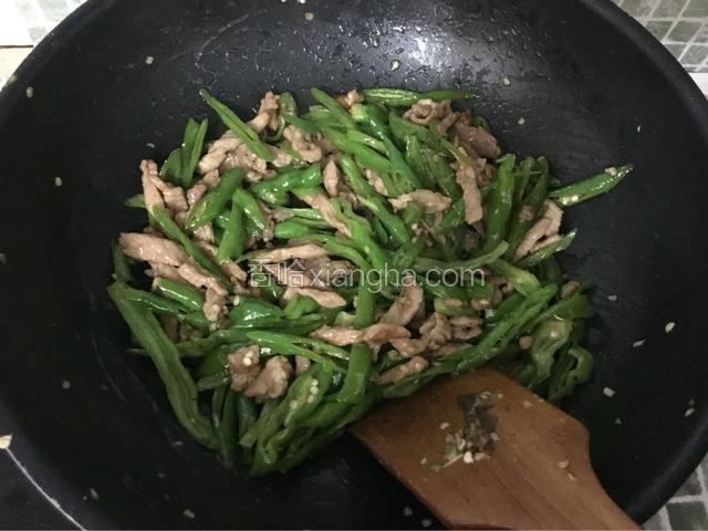 炒好后把炒过的瘦肉放入一起