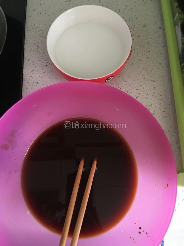 调汁了 一碗是木薯粉冲调的，黑色的是酱油.番茄酱.糖.水冲调的